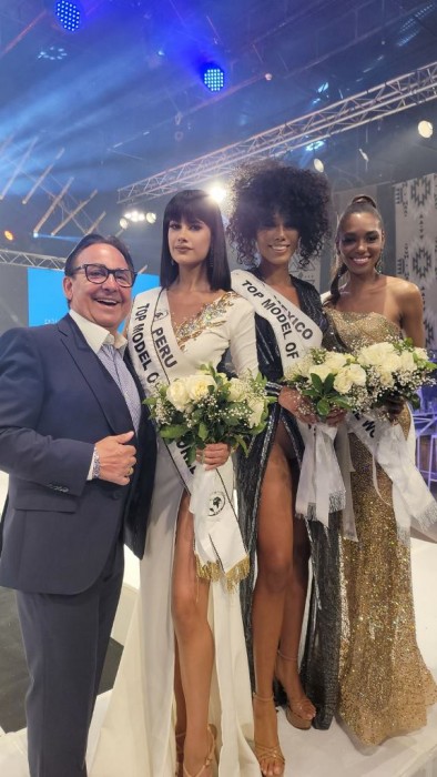 Fásy Ádám a gyöztes Pierinna Patino Flores és udvarhölgyei társaságában
