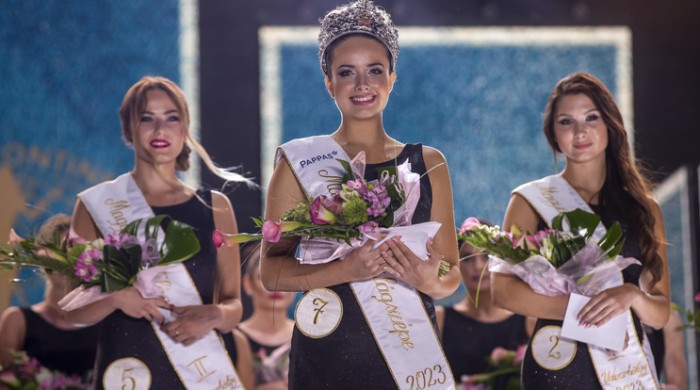 A királynő, Nánási Dorottya (középen) és udvarhölgyei: Fekete Vivien (balra) és Árki Dominika / Fotó: Czerkl Gábor