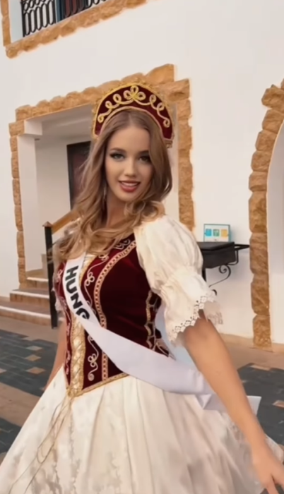 A magyar szépségkirálynő a díszruhás fotózáson. Fotó Magyarok Világszépe Szépségverseny